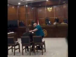 Hotman Paris Minta Polisi Tindak Razman Cs Karena Hina Pengadilan saat Sidang Ricuh di PN Jakut