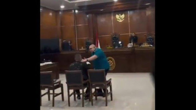 Hotman Paris Minta Polisi Tindak Razman Cs Karena Hina Pengadilan saat Sidang Ricuh di PN Jakut