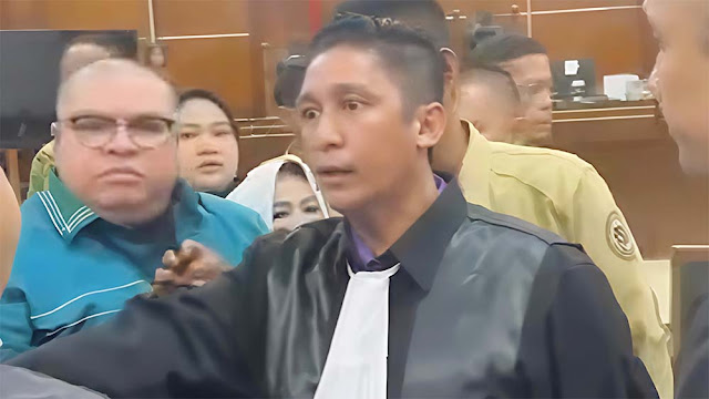 Terungkap! Ini Penyebab Firdaus Oiwobo Nekat Naik Meja saat Sidang Pencemaran Nama Baik oleh Razman Nasution