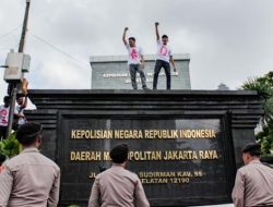 Tuntut Adili Jokowi, Massa Geruduk Polda Metro Jaya