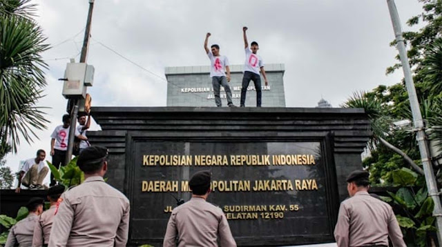 Tuntut Adili Jokowi, Massa Geruduk Polda Metro Jaya