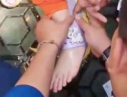 Viral, Moment Petugas Damkar Diminta Bantu Lepaskan Sandal Karet yang Tersangkut di Kaki Anak