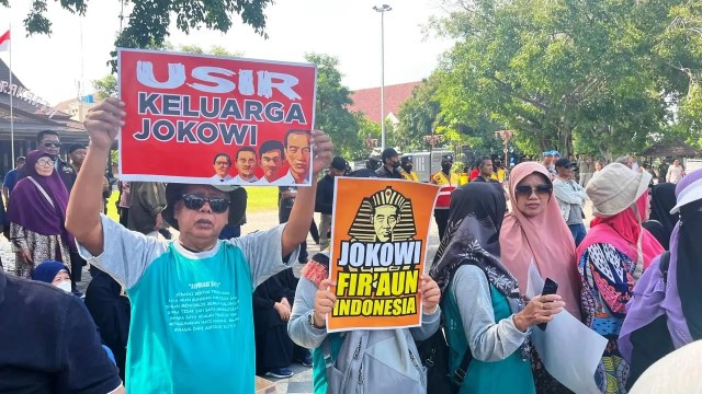 Makin Ramai! Setelah Sirkus, Kini Ada Demo di Depan Rumah Jokowi