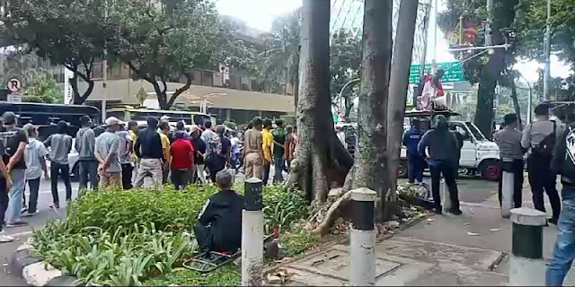 Demo di Depan Kantor Bahlil, Mahasiswa Diserang Kelompok Preman