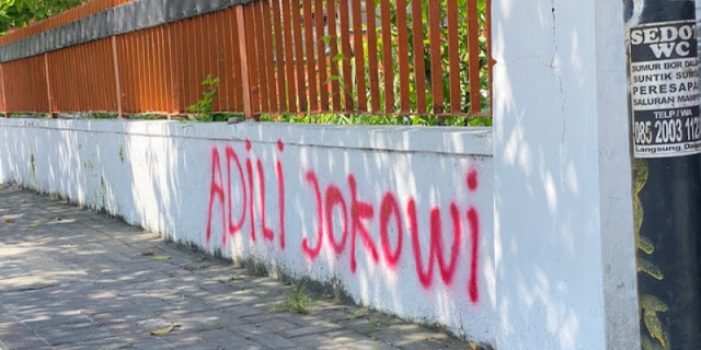 Banyak Korban Mulyono Wajar Graffiti Adili Jokowi Muncul di Mana-mana