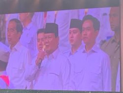 Momen Prabowo Diapit Jokowi dan Gibran