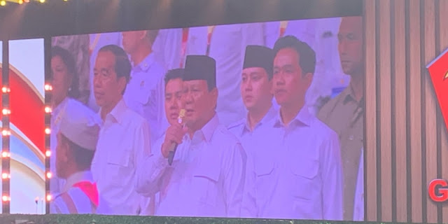 Momen Prabowo Diapit Jokowi dan Gibran