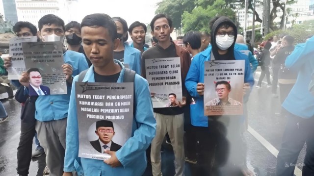 Geruduk Istana, Massa Mahasiswa Tenteng Poster Bergambar Mayor Teddy: Sumber Masalah Presiden Prabowo!