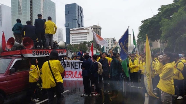 Menyemut di Dekat Istana, Massa Aksi Indonesia Gelap Protes Kebijakan Prabowo: Lawan Rezim Oligarki!