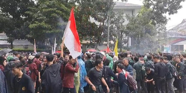 Ratusan Mahasiswa di Bandung Tuntut Batalkan Wacana Kampus Kelola Tambang