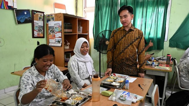 Tinjau Makan Bergizi Gratis di SMA Jakut, Wapres Gibran Bagikan Skincare: Biar Tidak Jerawatan