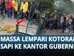 KERAS! Di Semarang Massa Aksi Melempar Kotoran Sapi Sebagai Simbol Kebobrokan Pemerintah