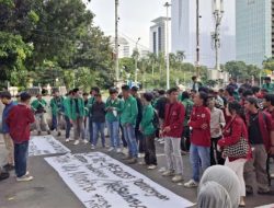 Mahasiswa Unas dan UBK Padati Patung Kuda, Minta Jokowi Diadili