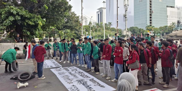 Mahasiswa Unas dan UBK Padati Patung Kuda, Minta Jokowi Diadili