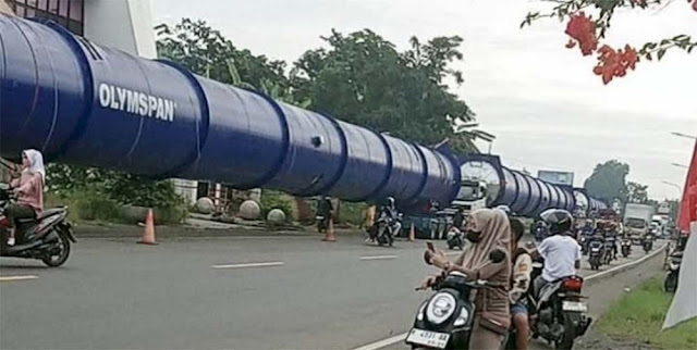 Warga Ramai-ramai Berfoto di Dekat Truk Pembawa Tabung Raksasa