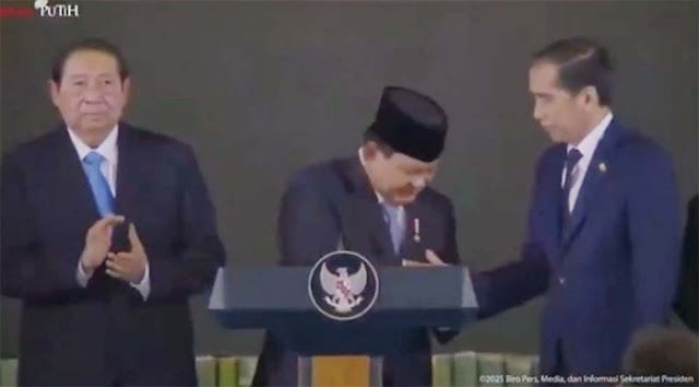 Menunduk Saat Salaman dengan Jokowi, Gesture Prabowo Kena Sentil Netizen: Anda Itu Presiden..