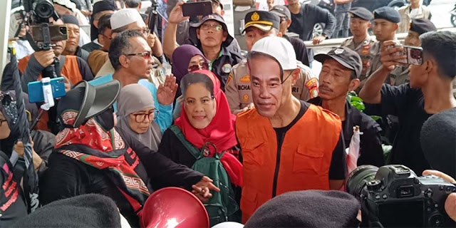 Emak-emak Antarkan Tahanan Jokowi dan Iriana ke KPK