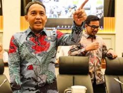 Raja Juli Antoni Kena Community Notes Usai Senggol Anies, Publik: Udah Jadi Menteri Masih Aja Nyinyir