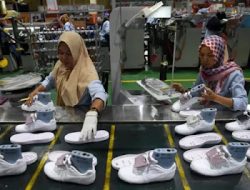 Susul Sritex, Dua Pabrik Sepatu di Tangerang PHK 3.500 Karyawan