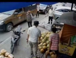 Detik-detik Satpol PP Diduga Palak Penjual Kelapa di Trotoar, Anis Berikan Klarifikasi