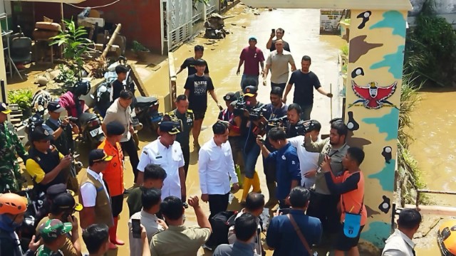 Disorot Banyak Kamera, Tingkah Gibran Saat Kunjungan ke Lokasi Banjir Bekasi Tuai Kritik: Celingak-Celinguk Doang? Bocah Linglung!