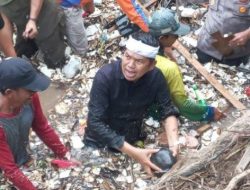 Pamer Bersihkan Sampah di Kali, Dedi Mulyadi Malah Dicap Jokowi Mode Sunda: Nangisnya Mana, Nangisnya?