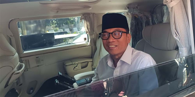 Menteri Yandri Hanya Tertawa Didesak Mundur