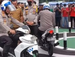 Viral Jenderal Polisi Kesusahan Saat Coba Ujian Praktik SIM C, Netizen: Bikin Sendiri Susah Sendiri