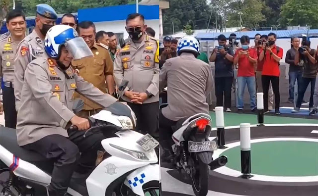 Viral di Media Sosial, Jenderal Polisi Kesusahan Saat Coba Ujian Praktik SIM C, Netizen: Bikin Sendiri Susah Sendiri