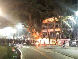 Malang Membara: Demo Tolak UU TNI Ricuh, Massa Bakar Gedung DPRD, Sejumlah Orang Ditangkap!