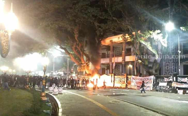 Malang Membara: Demo Tolak UU TNI Ricuh, Massa Bakar Gedung DPRD, Sejumlah Orang Ditangkap!