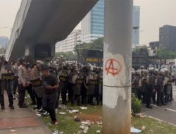 Berbeda dengan Aksi May Day Fiesta di Monas, Peringatan Hari Buruh di DPR Dipukul Mundur Aparat