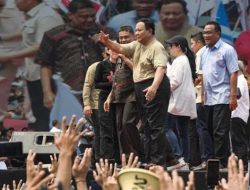 Momen Prabowo Lepas Kemeja saat Perayaan May Day di Monas, Lalu Dilempar ke Arah Massa Buruh