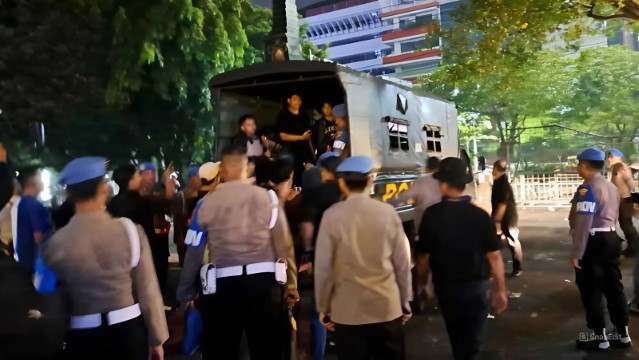BRUTAL! Wartawan Tempo Dibanting Saat Rekam Polisi Tangkap Demonstran May Day di Semarang