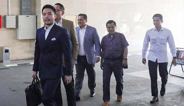 Adik Ipar Jokowi Ikut ke Bareskrim Polri Serahkan Seluruh Ijazah Asli