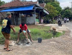 Sindir Janji Manis Bupati, Warga Cirebon Tambal Jalan Rusak Secara Swadaya