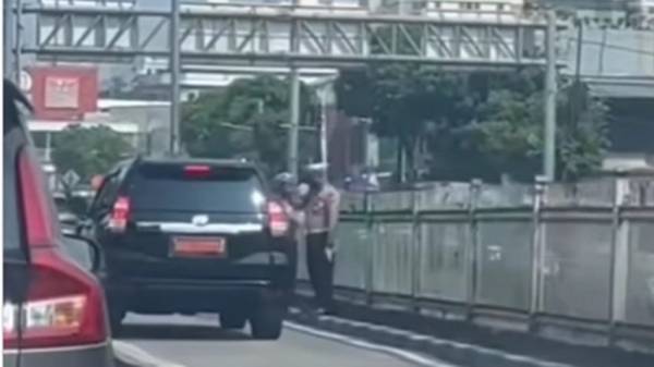 Viral Dua Polisi Hormat ke Mobil Pejabat Terobos Jalur TransJakarta, Polda Metro: Lumrah-lumrah saja!