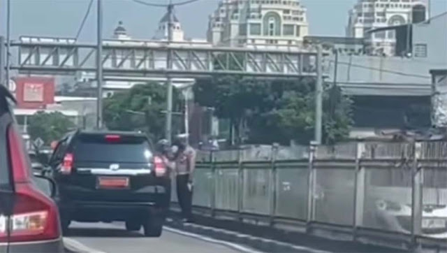 Viral Dua Polisi Hormat ke Mobil Pejabat Terobos Jalur TransJakarta, Polda Metro: Hal yang Lumrah!