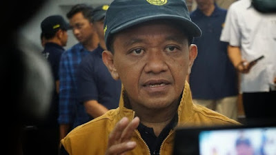 Dicari Massa Aksi, Bahlil Keluar dari Pintu Belakang Bandara Sorong