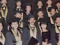 Ada yang Janggal, Dokter Tifa Pertanyakan Keaslian Map Wisuda Jokowi