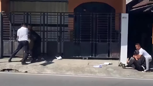 BRUTAL! Bentangkan Poster Omon-Omon 19 Juta Lapangan Kerja Sambut Gibran, 2 Mahasiswa Blitar Ditangkap Paspampres