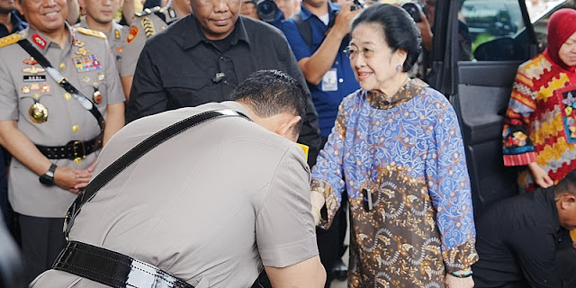 Momen Kapolri Cium Tangan Megawati Terkesan Tak Ada Persoalan