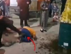 Warga India Berusaha Mendapat Simpatik Ikut Upacara Agama Yahudi, Namun Yang Terjadi Dirinya Justru Ditendang & Dihinakan