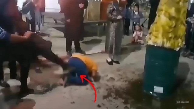 Warga India Berusaha Mendapat Simpatik Ikut Upacara Agama Yahudi, Namun Yang Terjadi Dirinya Justru Ditendang & Dihinakan
