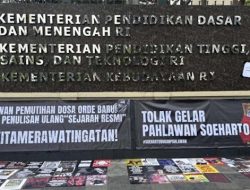 Demo Fadli Zon, Kepala Babi dan Dokumen Pelanggaran HAM Soeharto Dibawa Demonstran