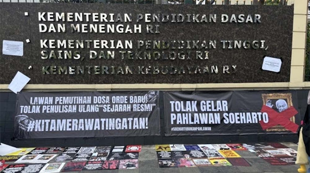 Demo Fadli Zon, Kepala Babi dan Dokumen Pelanggaran HAM Soeharto Dibawa Demonstran