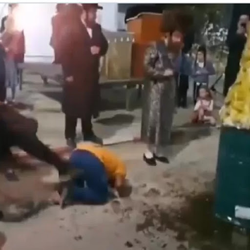 Warga India Ini Berusaha Cari Simpatik dengan Ikut Upacara Agama Yahudi, Namun Dia Justru Ditendang dan Dipanggil Anjing