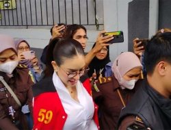 Mengaku Perempuan Lemah, Nikita Mirzani Memohon Dibebaskan dari Tuntutan Pemerasan