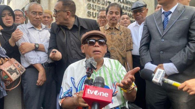 Pakai Kursi Roda, Eggi Sudjana Diperiksa Polda Metro Jaya Terkait Tudingan Ijazah Palsu Jokowi