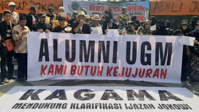 [UPDATE] Relawan Alumni UGM Gelar Aksi Damai, Minta Jokowi Sukarela Tunjukkan Ijazah: Kami Butuh Kejujuran!
